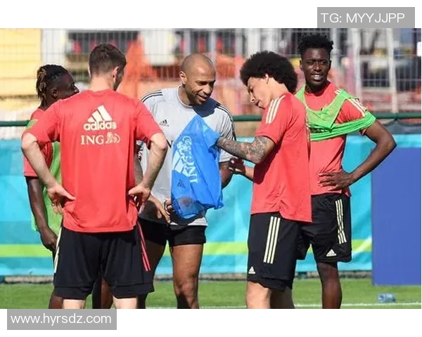 足球明星的魅力瞬间与送别时的感人表情交织成动人画面